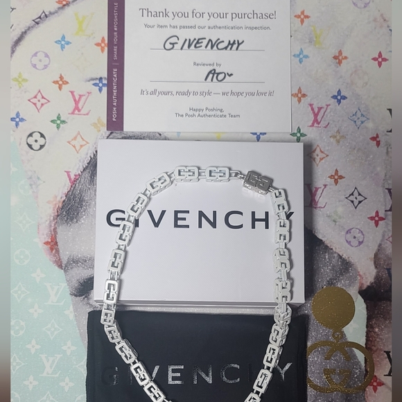 GIVENCHY GLOW IN THE DARK CUBE NECKLACE NEW IN BOX - Picture 3 of 6
